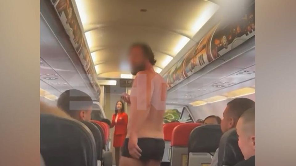 Halbnackter Chaot zwingt Linienflug zur Landung