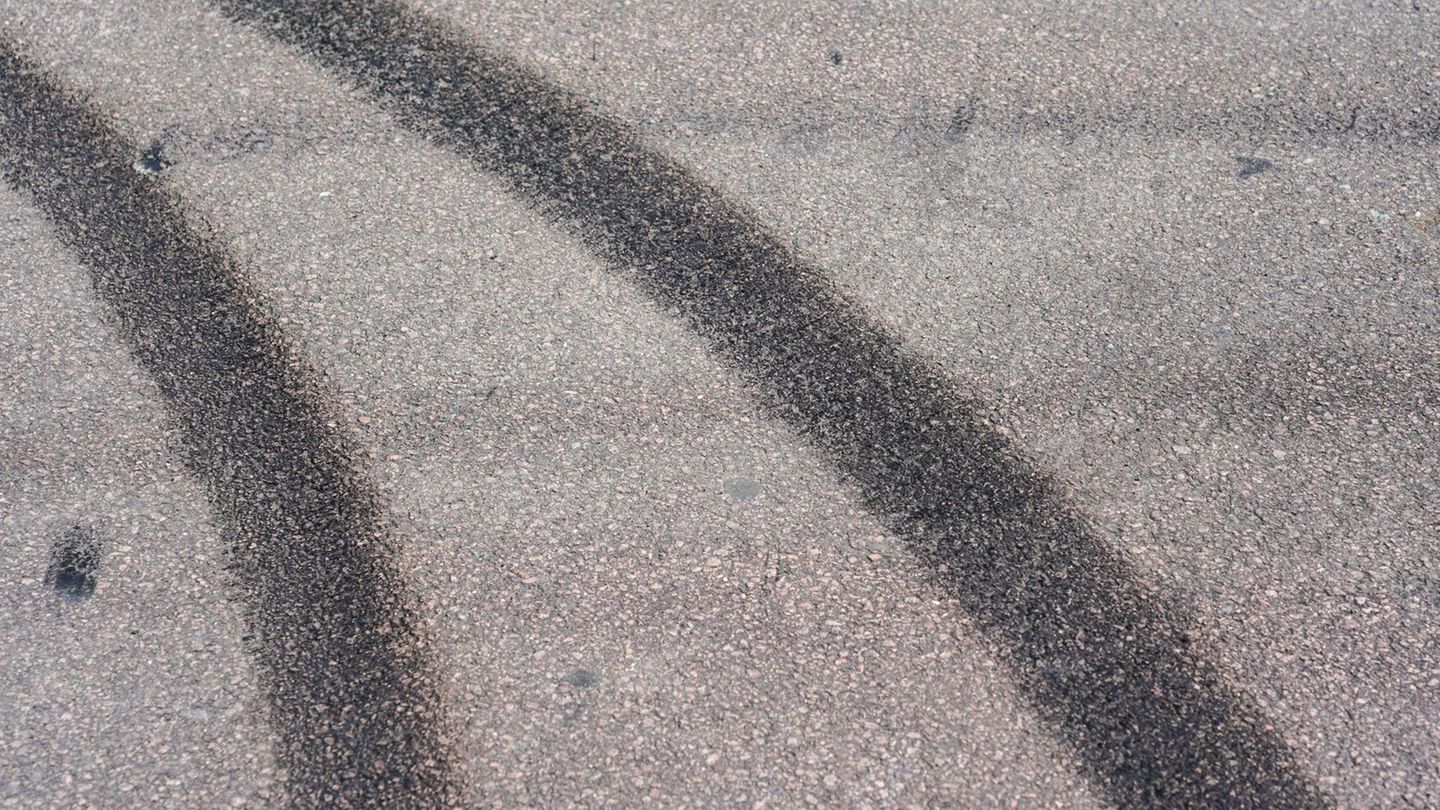 Beim sogenannten Burnout entsteht Lärm und Rauch. (Symbolbild) Foto: Peter Endig/dpa-Zentralbild/dpa