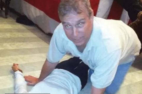 Ein Bild aus den jüngst veröffentlichten Epstein-Akten zeigt mutaßlich Andrew Mountbatten-Windsor