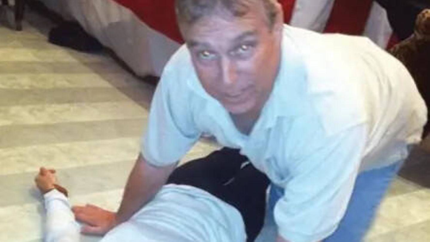 Ein Bild aus den jüngst veröffentlichten Epstein-Akten zeigt mutaßlich Andrew Mountbatten-Windsor