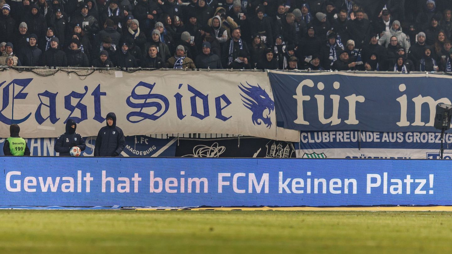 Statement beim Spiel des 1. FC Magdeburg. Foto: Andreas Gora/dpa