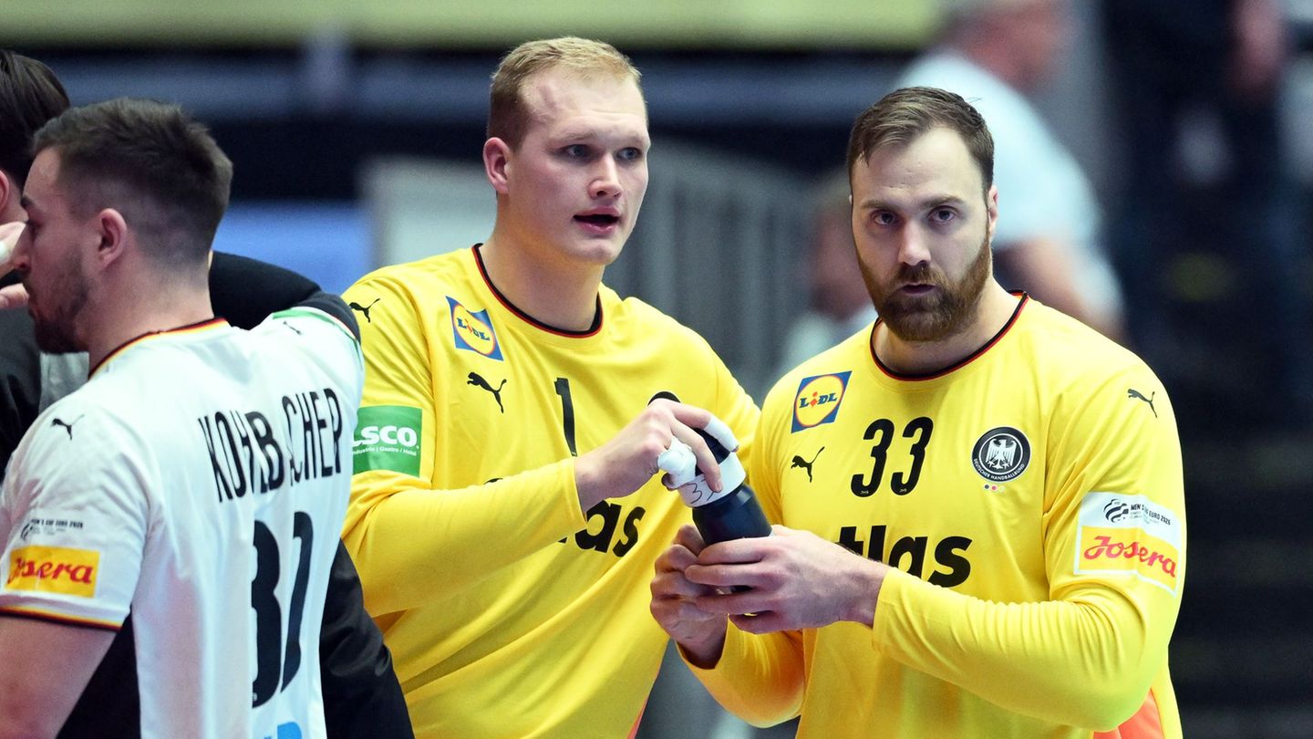 Andreas Wolff (r) hat die Torwart-Diskussion nach dem EM-Hauptrundenspiel gegen Dänemark kritisiert. Foto: Sina Schuldt/dpa