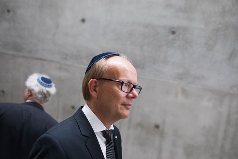 Landtagspräsident André Kuper, hier bei einem Besuch in Israel, hat Holocaust-Dokumente aus einer abgesagten Versteigerung in Ne
