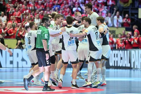 Die deutschen Handballer möchten auch im EM-Endspiel gegen Dänemark jubeln. Foto: Sina Schuldt/dpa