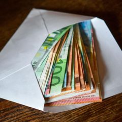 Betrug: Eine alte Dame aus Worpswede vertraute den falschen Polizisten und händigte ihnen Bargeld aus