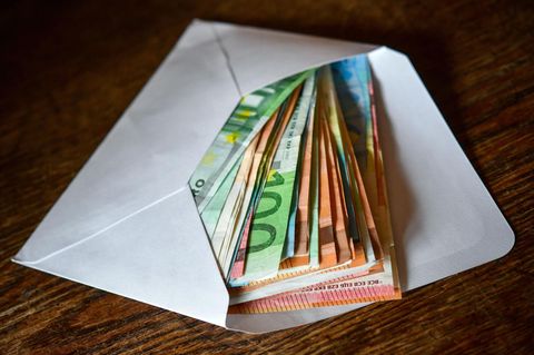 Betrug: Eine alte Dame aus Worpswede vertraute den falschen Polizisten und händigte ihnen Bargeld aus