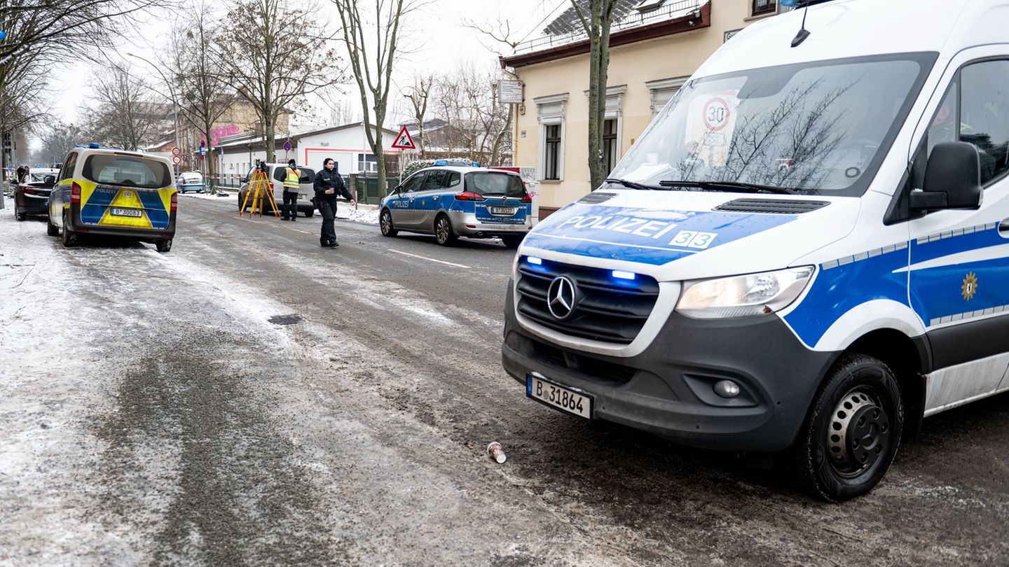 Die Berliner Polizei war nach Schüssen auf einen Mann in Berlin-Weißensee im Einsatz. Foto: Fabian Sommer/dpa