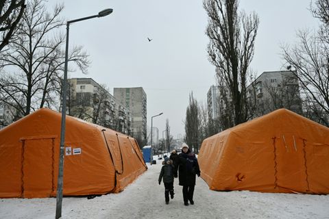 Zelte für von den Stromausfällen betroffene Menschen in Kiew