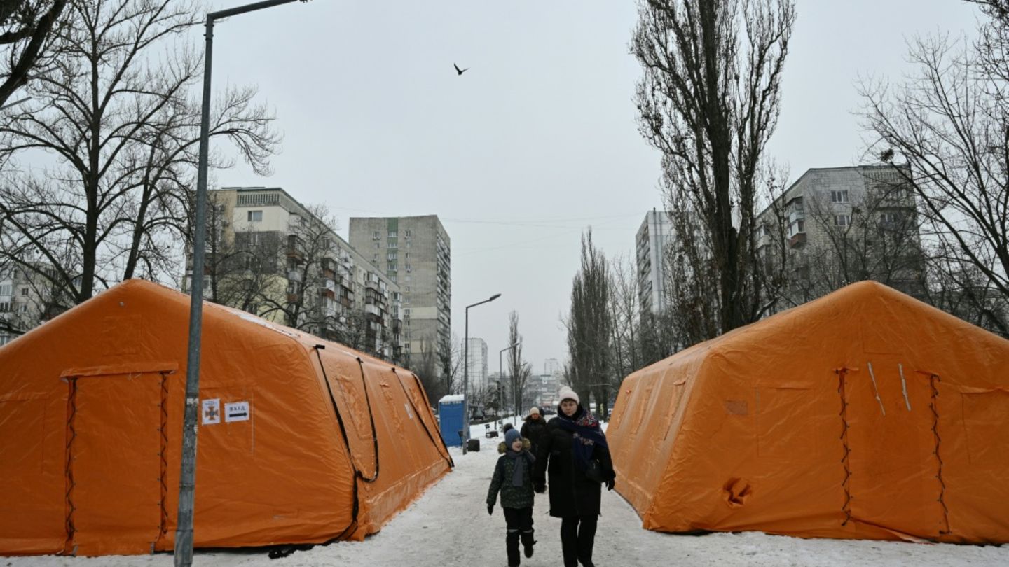 Zelte für von den Stromausfällen betroffene Menschen in Kiew