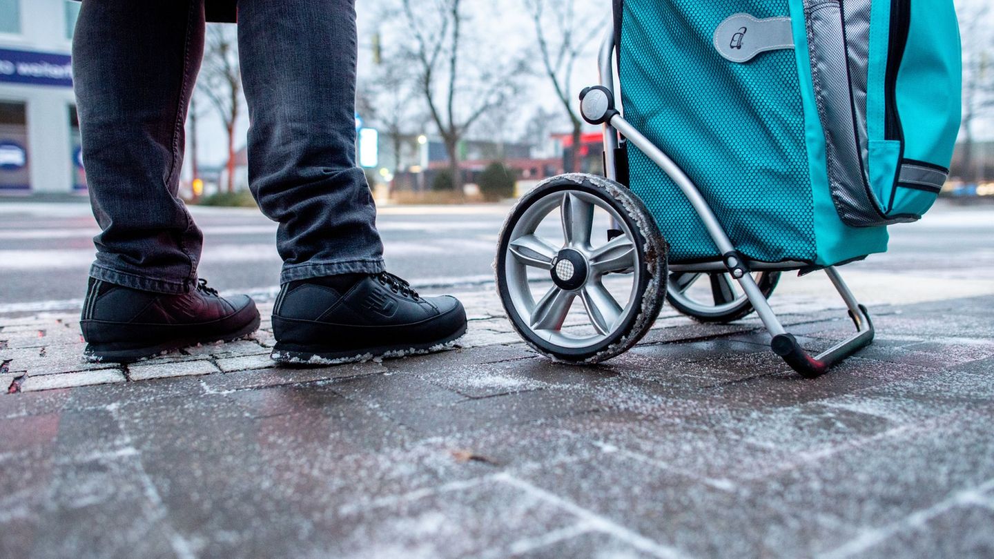 Auf Berliner Gehwegen darf bei Glatteis nun Streusalz zum Einsatz kommen. (Symbolbild) Foto: Hauke-Christian Dittrich/dpa