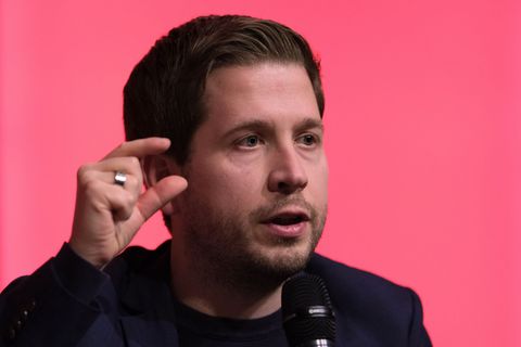 Kevin Kühnert ist für kleinere Altersbezüge für Abgeordnete. (Archivbild) Foto: Sebastian Willnow/dpa