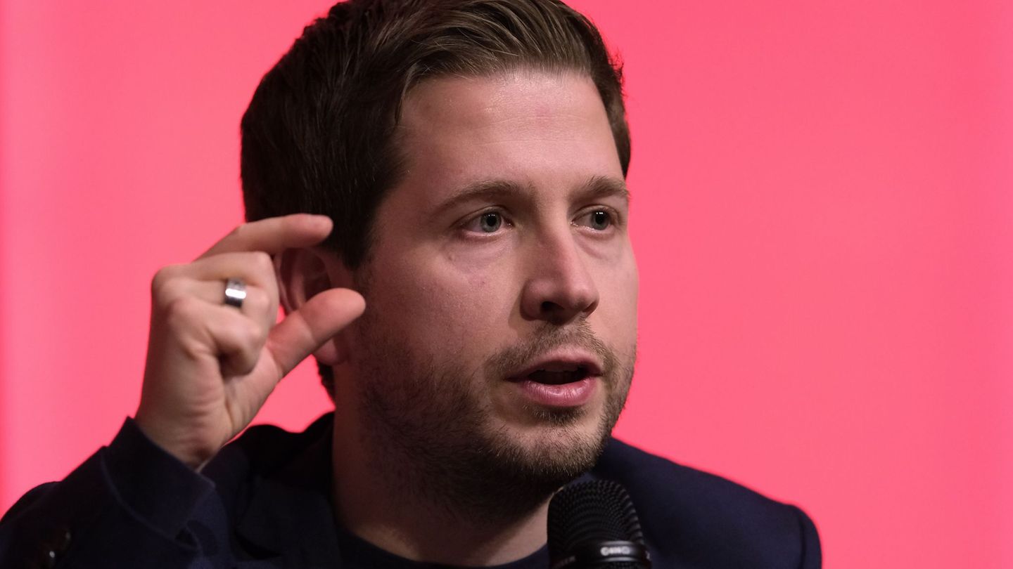 Kevin Kühnert ist für kleinere Altersbezüge für Abgeordnete. (Archivbild) Foto: Sebastian Willnow/dpa