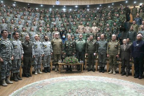 Irans Armeechef Hatami (M) inmitten anderer Militärs