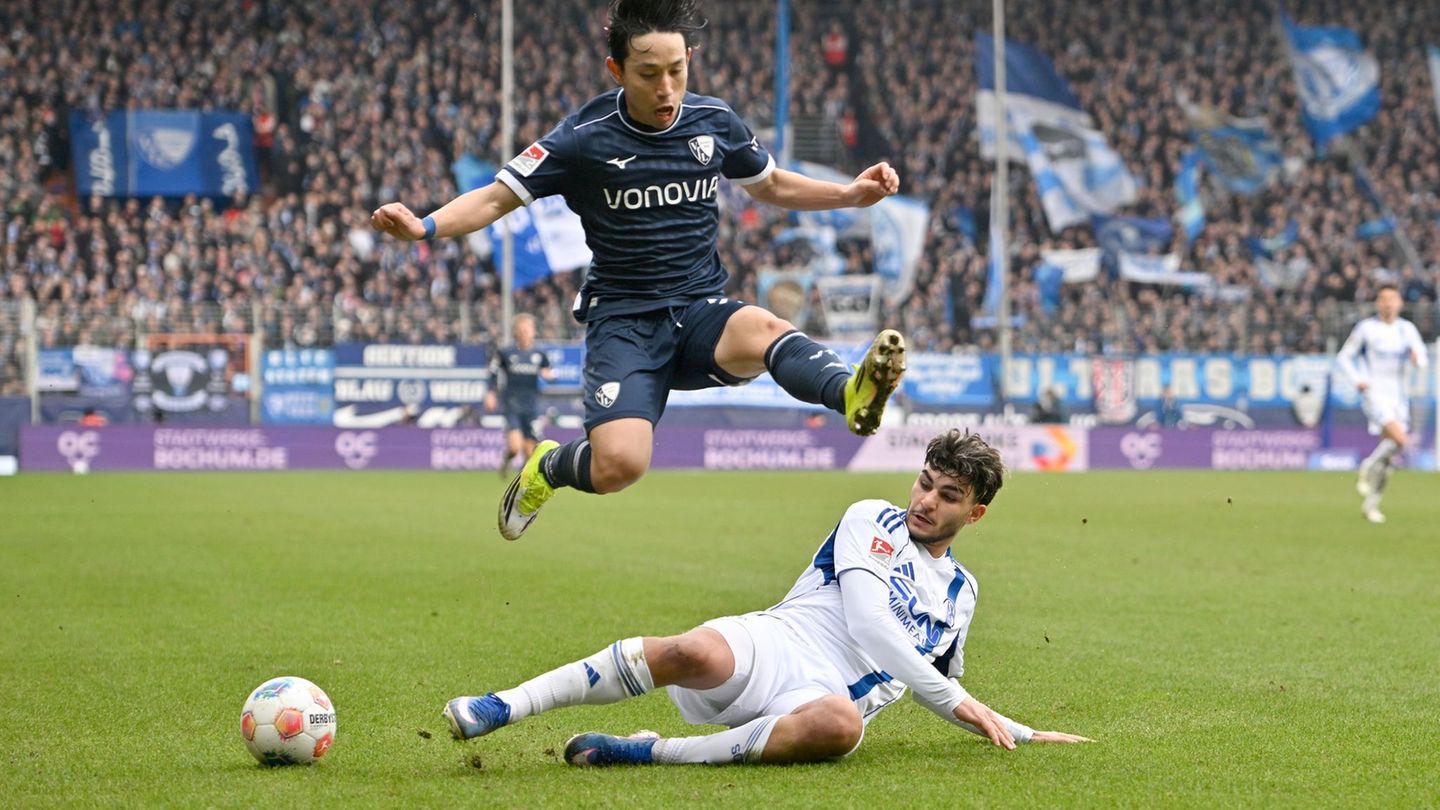 Schalke und Bochum lieferten sich ein packendes Duell. Foto: Anke Waelischmiller/dpa
