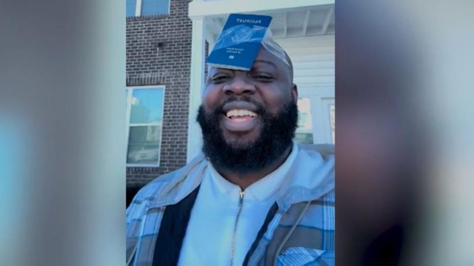 Mann klebt sich seinen Reisepass an die Stirn