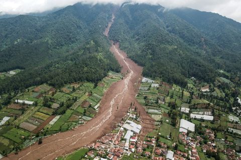 Der Erdrutsch in Pasirlangu auf Java