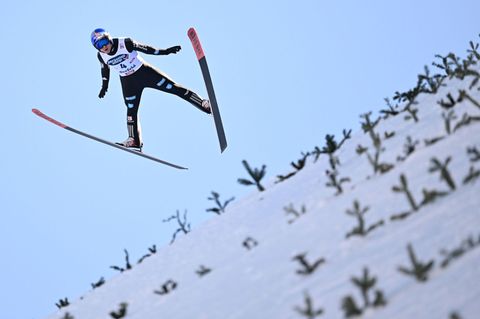 Vinzenz Geiger feiert den Sieg in Seefeld. Foto: Barbara Gindl/APA/dpa