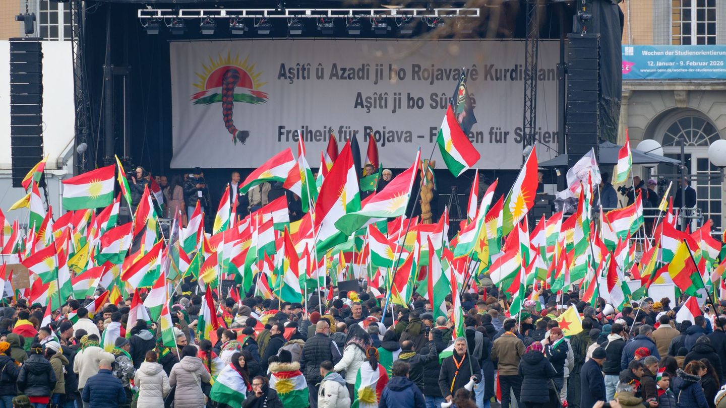 Tausende machen bei einer Demo in Bonn auf die Situation der Kurden in Nord-Syrien aufmerksam. Foto: Henning Kaiser/dpa