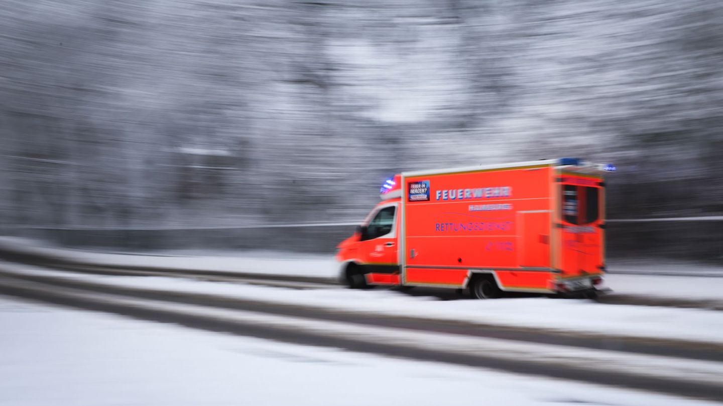 Bei einem Autounfall werden zwei Kinder verletzt. (Symbolbild) Foto: Christian Charisius/dpa