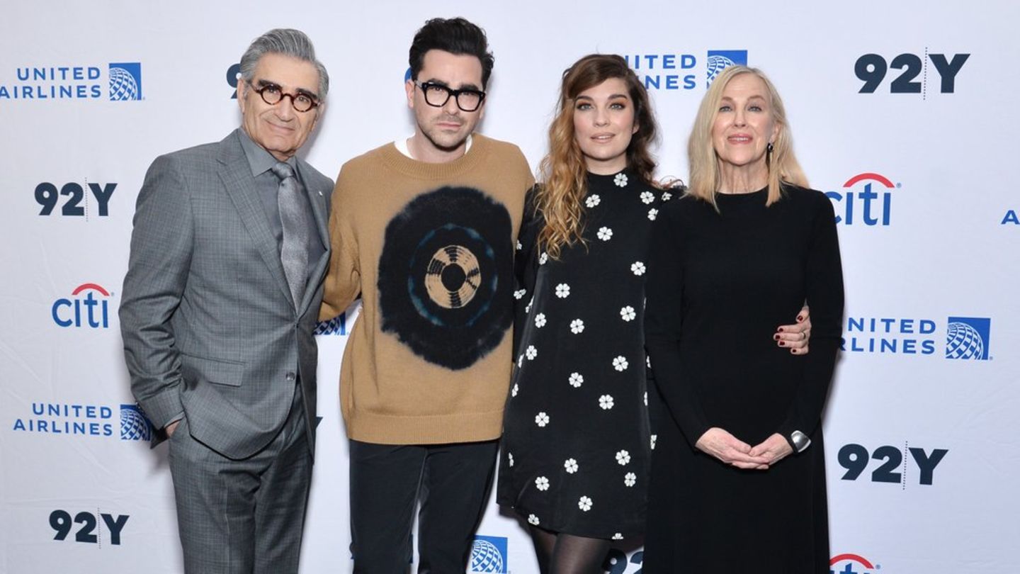 Eugene Levy mit Dan Levy, Annie Murphy und Catherine O'Hara (v.l.n.r.) auf einem "Schitt's Creek"-Event im Jahr 2020.