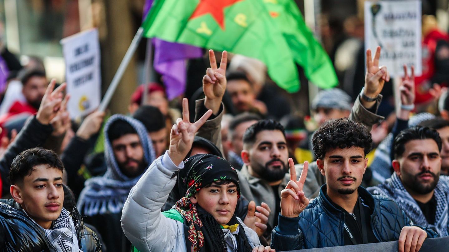 Die Polizei geht von rund 2.000 Teilnehmern aus. Foto: Christoph Schmidt/dpa