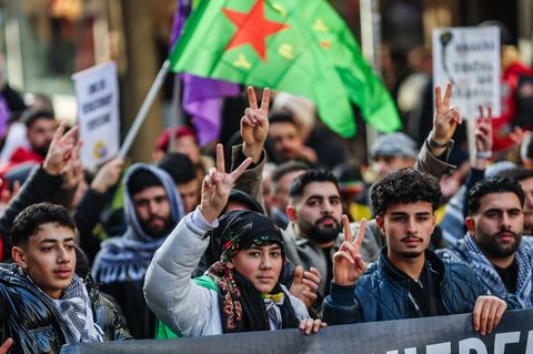 Die Polizei geht von rund 2.000 Teilnehmern aus. Foto: Christoph Schmidt/dpa