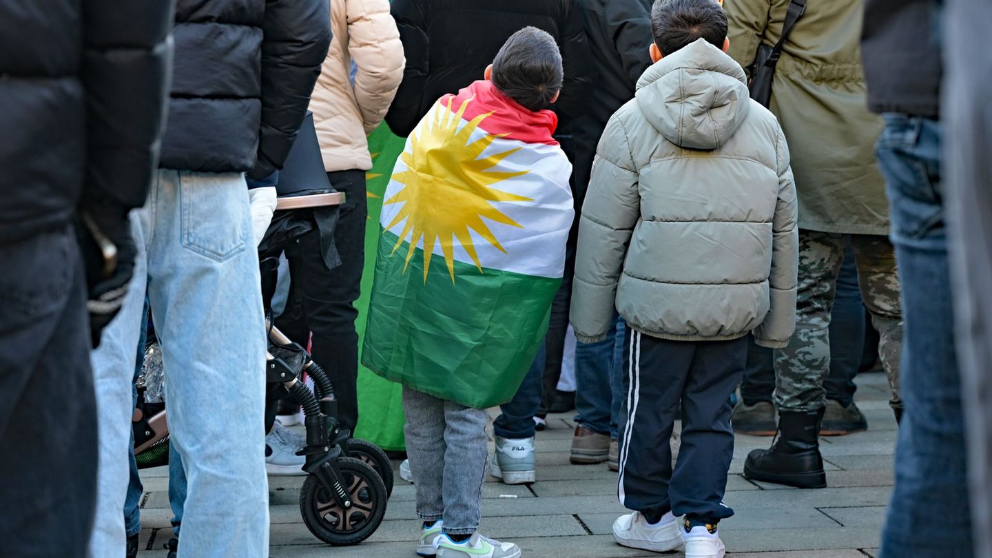 In vielen Städten gingen am Samstag Kurden auf die Straße - so auch hier in Stuttgart. Foto: Malin Wunderlich/dpa