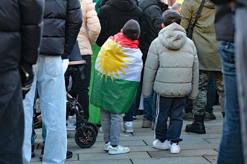 In vielen Städten gingen am Samstag Kurden auf die Straße - so auch hier in Stuttgart. Foto: Malin Wunderlich/dpa