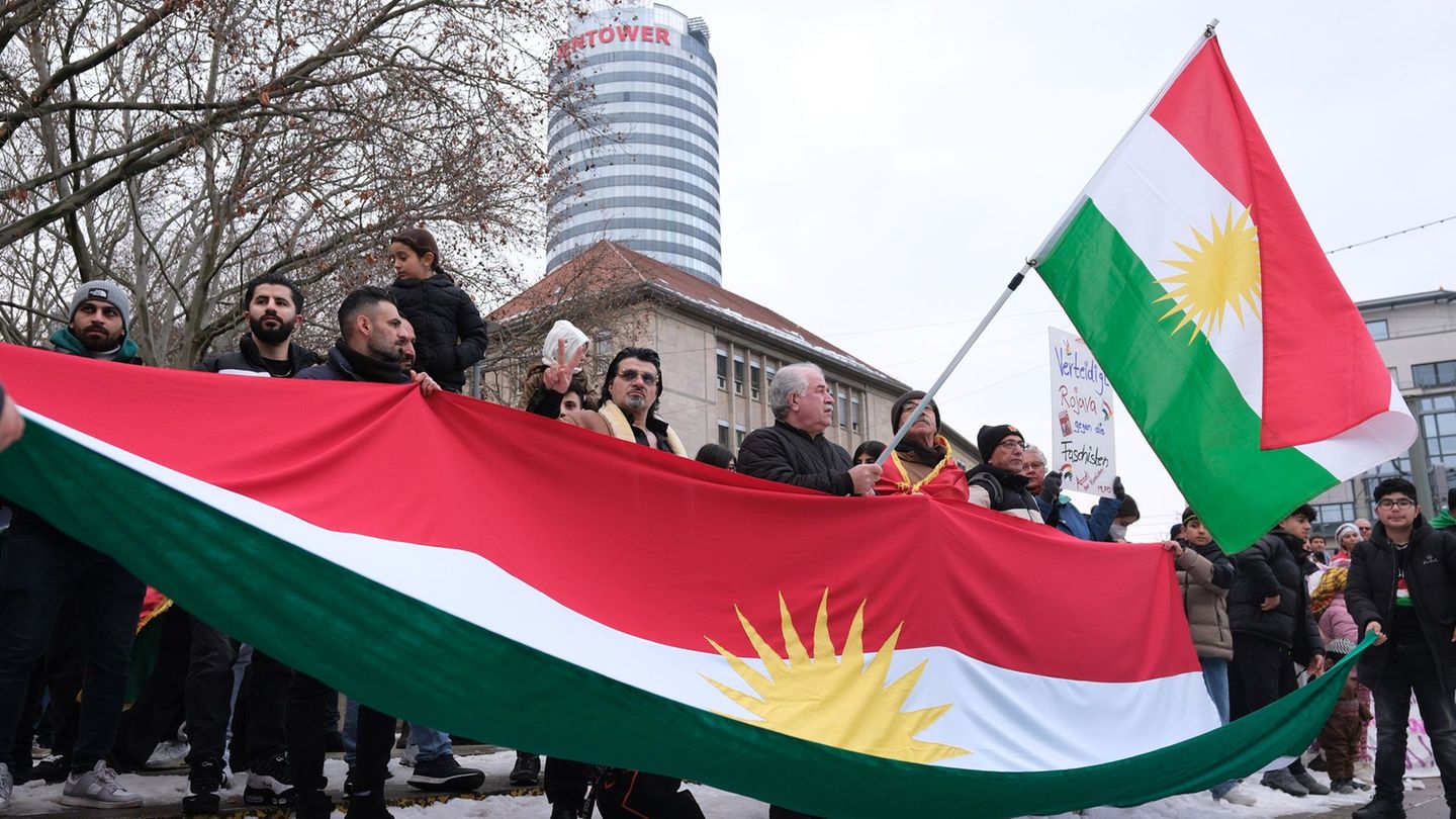 Eine pro-kurdische Kundgebung in Jena vor dem Hintergrund der schwierigen Situation der Kurden in Syrien. Foto: Sebastian Willno