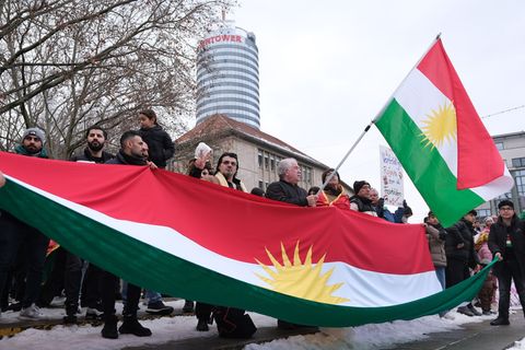 Eine pro-kurdische Kundgebung in Jena vor dem Hintergrund der schwierigen Situation der Kurden in Syrien. Foto: Sebastian Willno