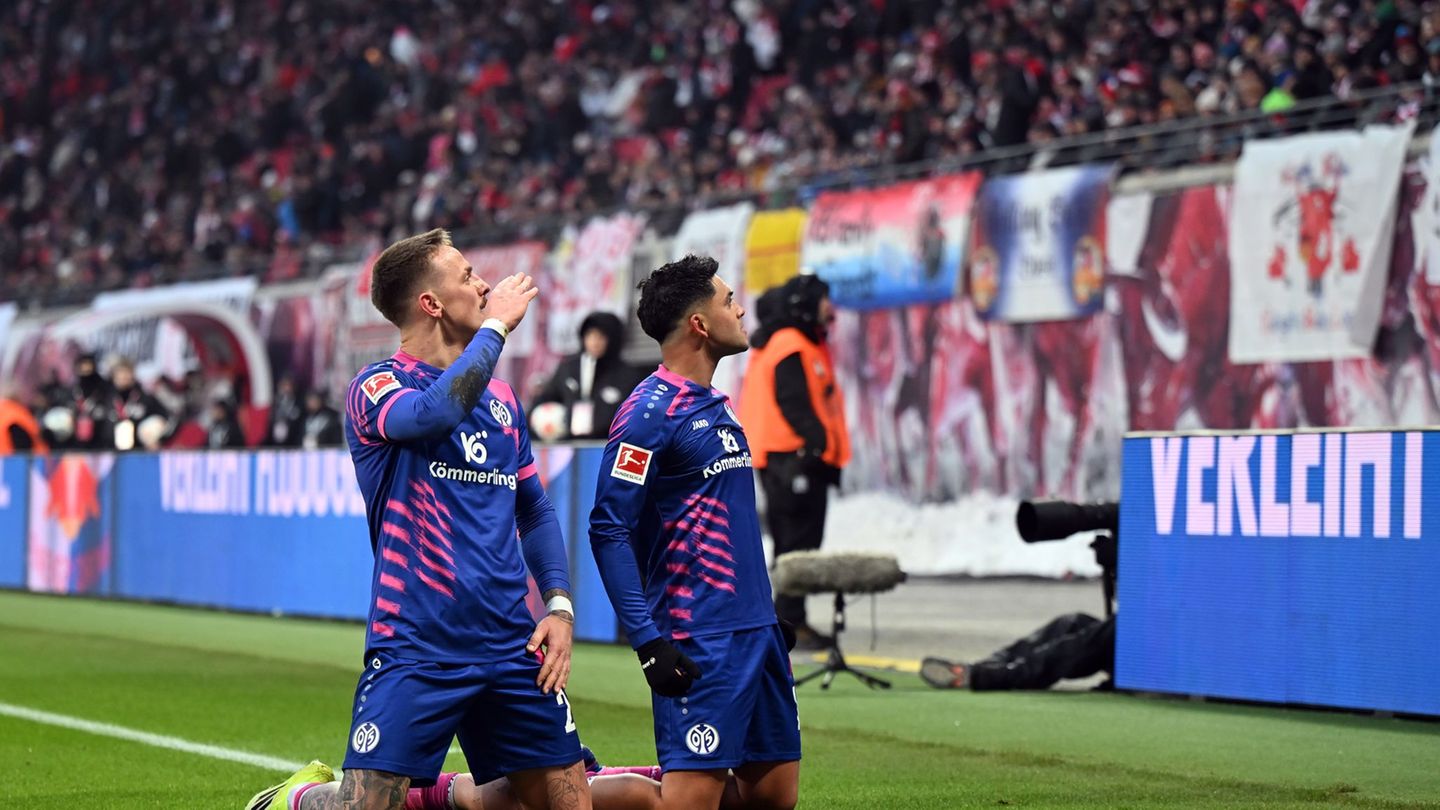 Nadiem Amiri (r) und Phillip Tietz feiern sich für den Ausgleich. Foto: Jennifer Brückner/dpa