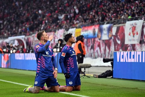 Nadiem Amiri (r) und Phillip Tietz feiern sich für den Ausgleich. Foto: Jennifer Brückner/dpa