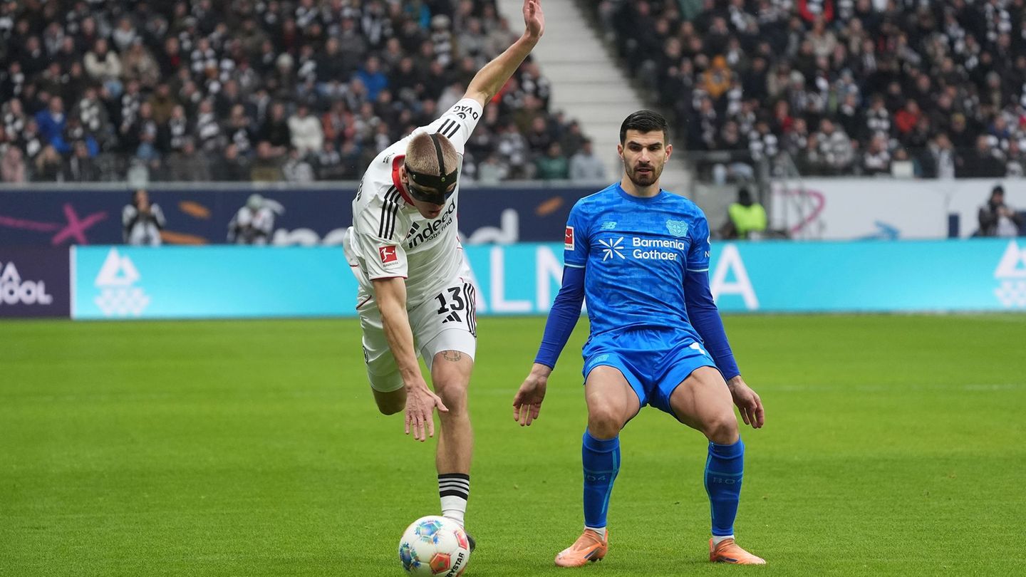 Eintracht Frankfurt und Rasmus Kristensen (l) sind weiter am Straucheln. Foto: Marc Schüler/dpa