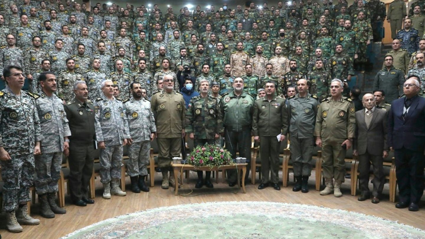 Irans Armeechef Hatami (M) inmitten anderer Militärs