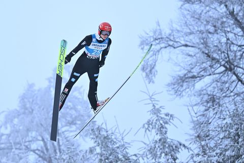 Karl Geiger springt auf Platz drei in Willingen. Foto: Swen Pförtner/dpa