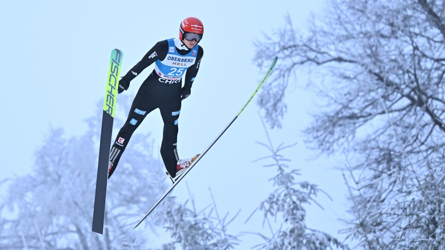 Karl Geiger springt auf Platz drei in Willingen. Foto: Swen Pförtner/dpa