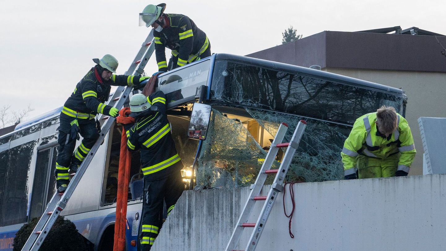 Die Feuerwehr war am späten Nachmittag vor Ort. Foto: Stefan Puchner/dpa