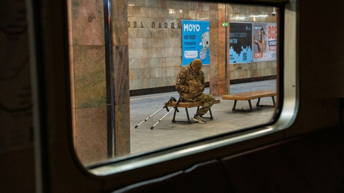 Veteran in Kiew vor stehendem U-Bahn-Wagen