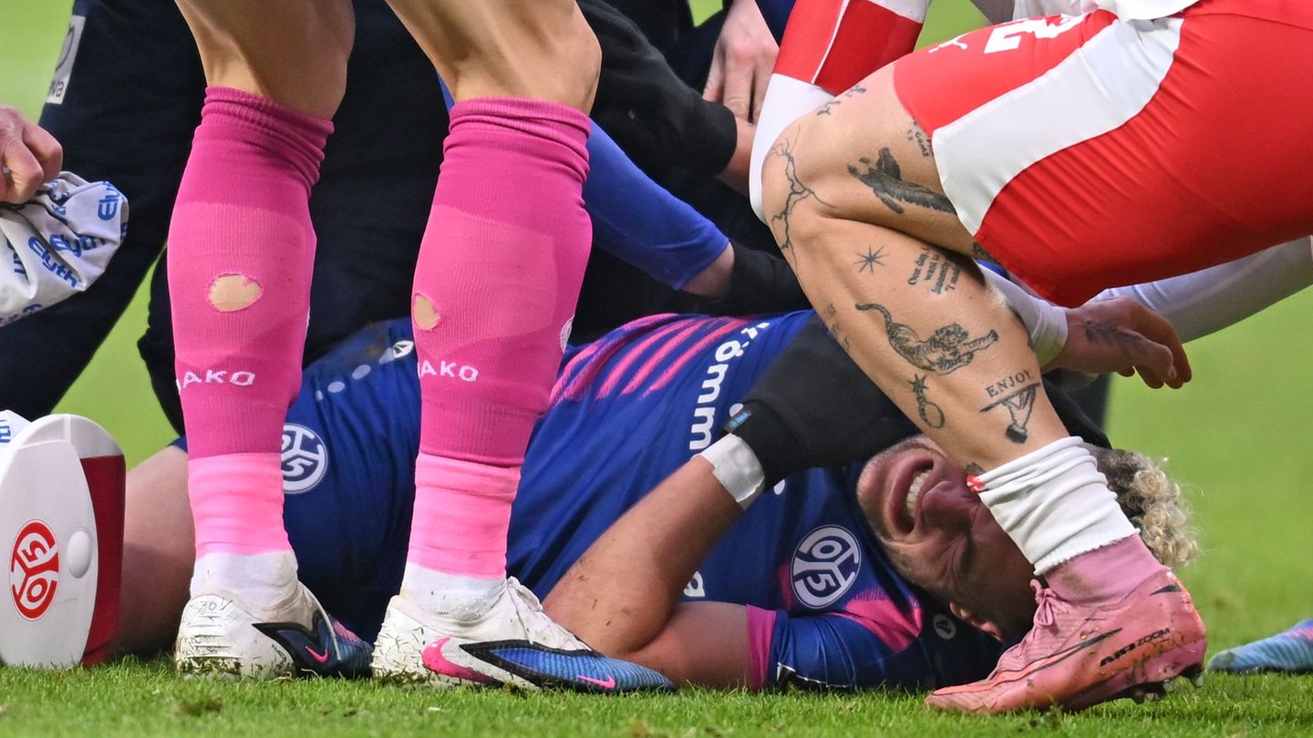 Benedict Hollerbach verletzt sich ohne Einwirkung des Gegners. Foto: Jennifer Brückner/dpa