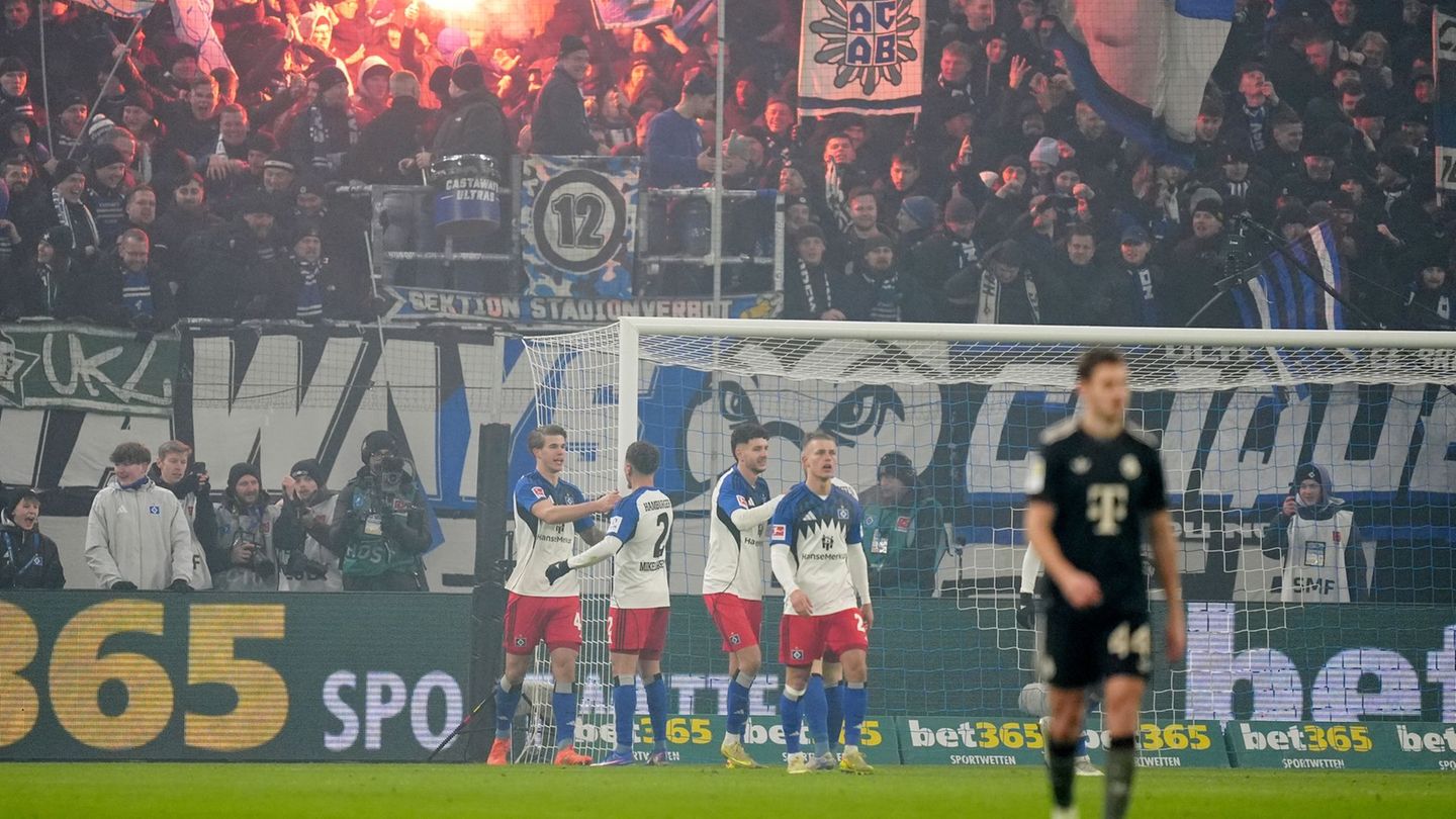 Gefeierter HSV-Mann Luka Vuskovic (l) nach seinem Tor zum 2:2. Foto: Marcus Brandt/dpa