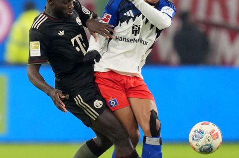 Der FC Bayern fordert von Dayot Upamecano (l) Klarheit im Vertragspoker. Foto: Marcus Brandt/dpa