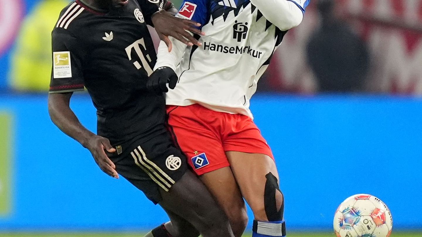 Der FC Bayern fordert von Dayot Upamecano (l) Klarheit im Vertragspoker. Foto: Marcus Brandt/dpa