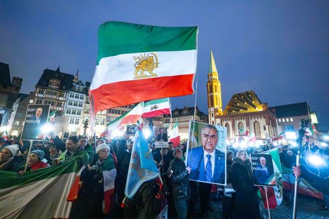 Mehrere tausend Demonstranten kamen zu dem Protestzug gegen das iranische Regime in die Innenstadt von Frankfurt. Foto: Boris Ro