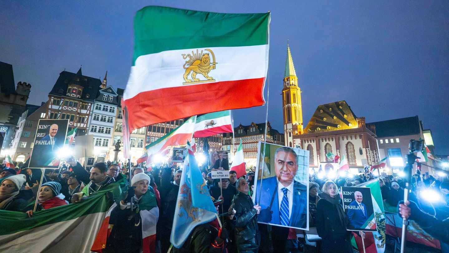 Mehrere tausend Demonstranten kamen zu dem Protestzug gegen das iranische Regime in die Innenstadt von Frankfurt. Foto: Boris Ro