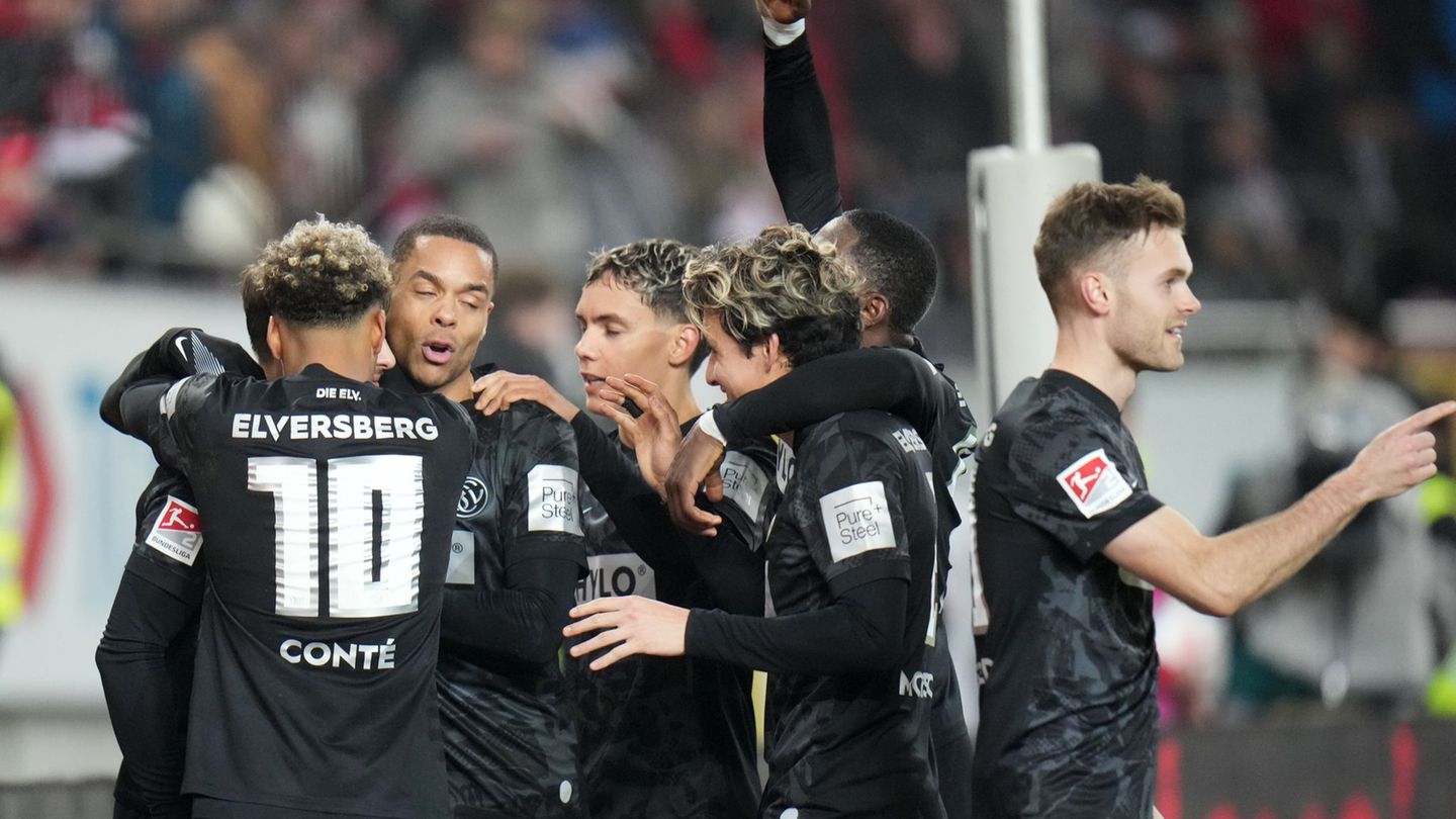 Die Elversberger feiern den Sieg in Kaiserslautern. Foto: Thomas Frey/dpa