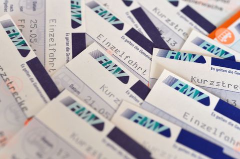 RMV-Fahrkarten braucht man nicht mehr einzeln kaufen - denn das geht nun automatisch. (Archivbild) Foto: Arne Dedert/dpa