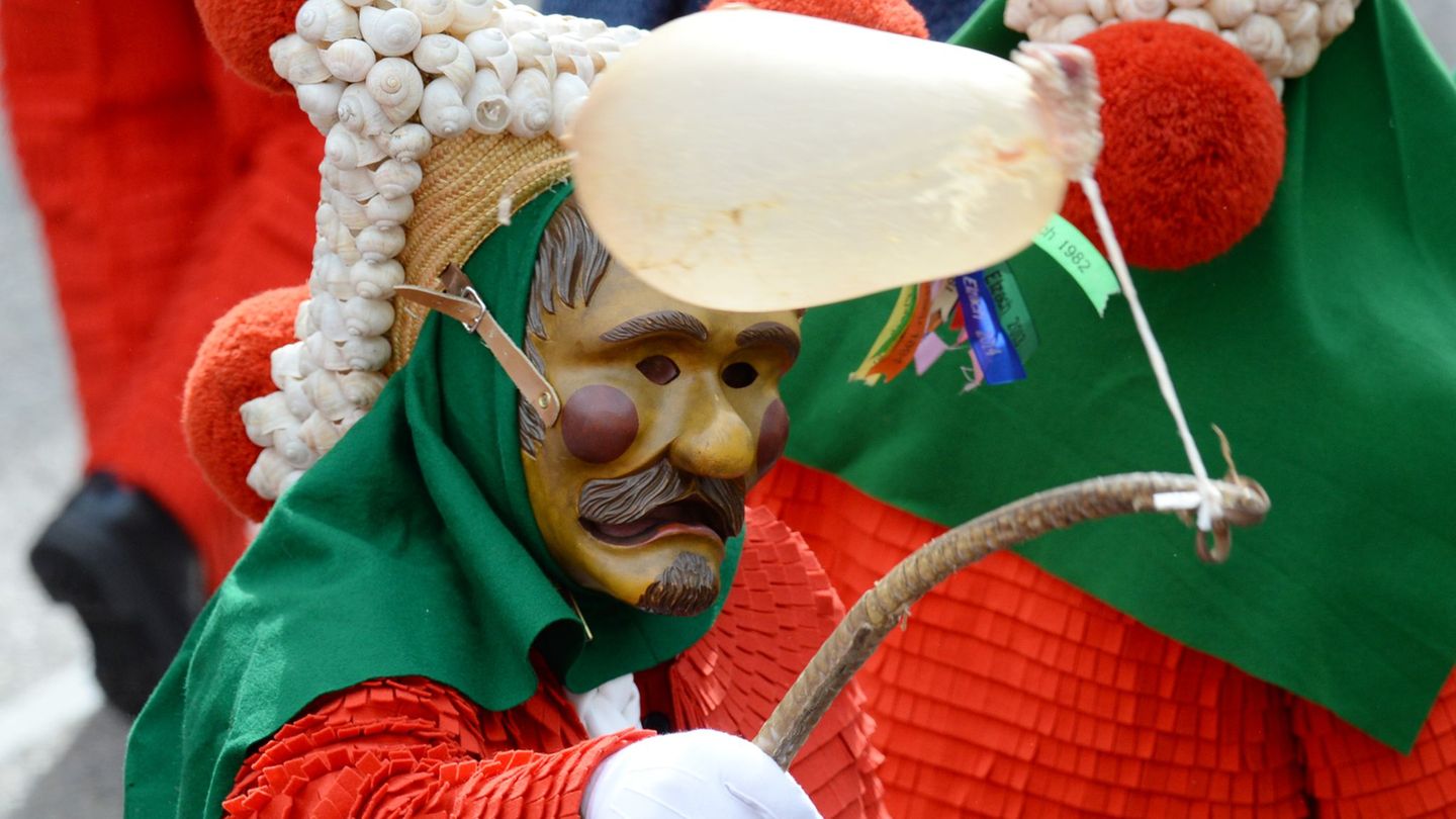 Vor Schweinsblasen ist kein Zuschauer bei Umzügen sicher. (Archivbild) Foto: picture alliance / dpa