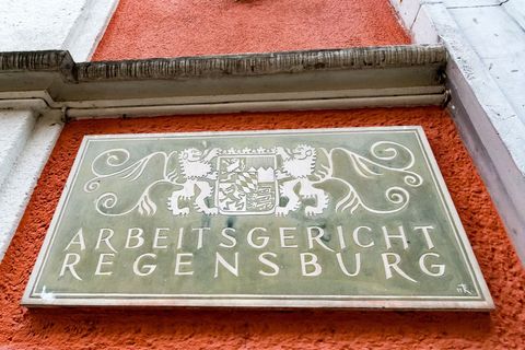 Die Arbeitsbelastung an Bayerns Arbeitsgerichten hat in den vergangenen Jahren stark zugenommen. (Illustration) Foto: picture al