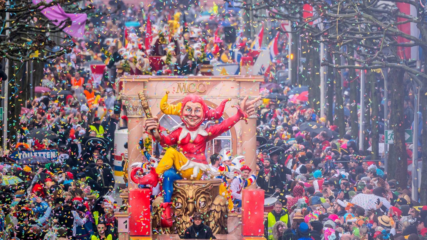 An Fastnacht wird ausgelassen gefeiert - auch ohne Alkohol. (Archivbild) Foto: Andreas Arnold/dpa/dpa-tmn