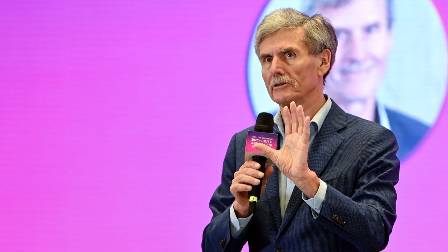 Ferdinand Dudenhöffer sieht die neue Elektroautoprämie kritisch. (Archivbild) Foto: Johannes Neudecker/dpa